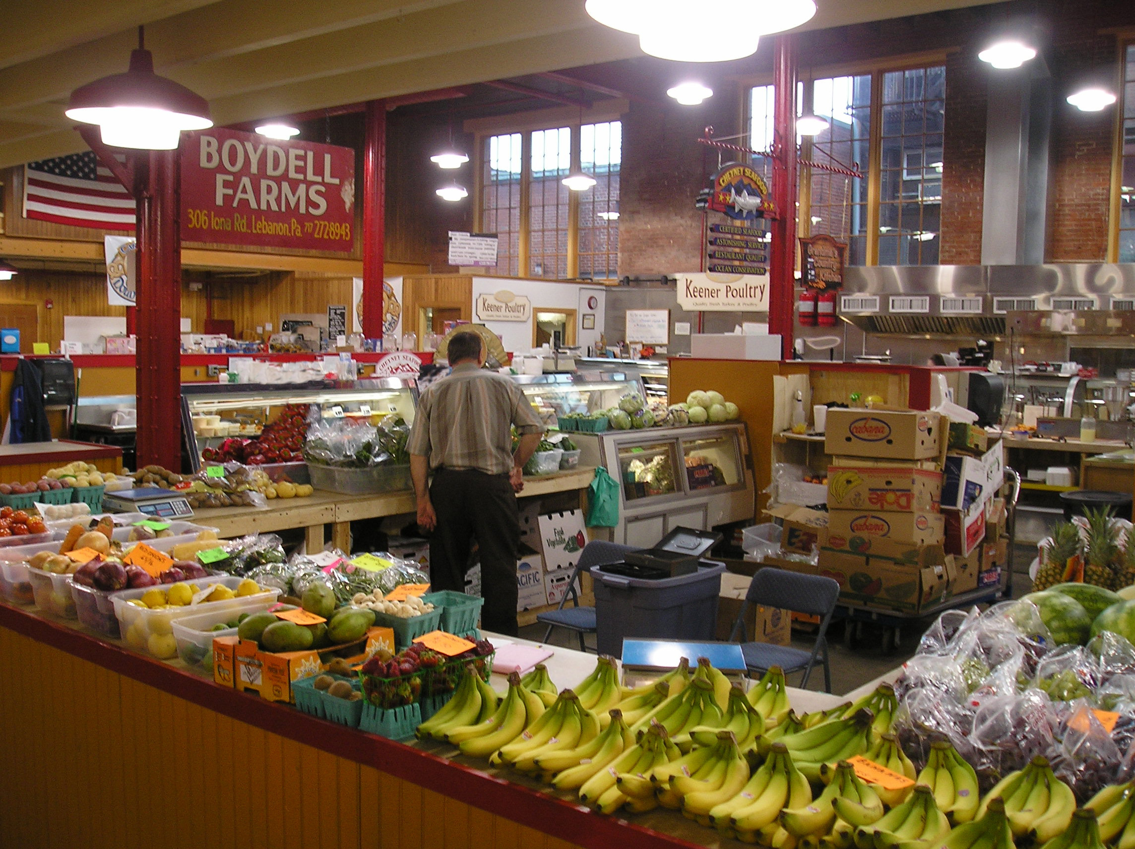 Farmer's market in Lebanon has fresh fruit and vegetable stand